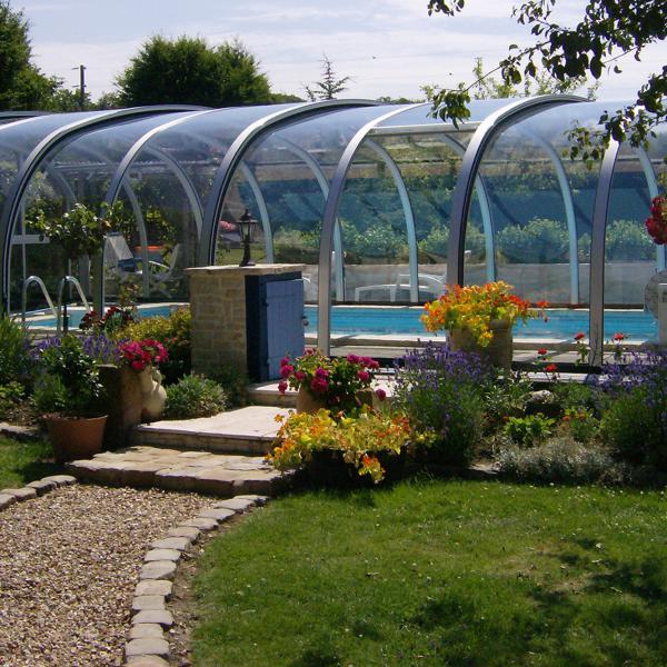 Abri de piscine résidentiel I véranda coulissante pour piscine I Manipulation aisée par une seule personne
