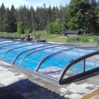 Abri de piscine bas cintré I Version rétractable à 100% en extrémité de piscine I Modèle d'abris bas JURALU
